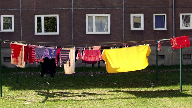 wash dirty linen (laundry) in public