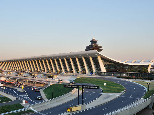 how far is dulles international airport from washington dc