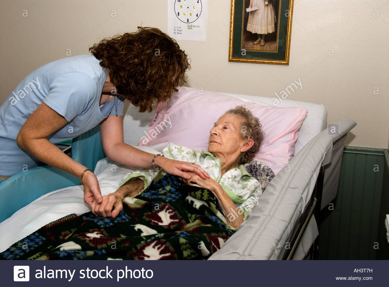 Una joven mujer bedfast visita su abuela en un hogar de ancianos en  Oklahoma, Estados Unidos.