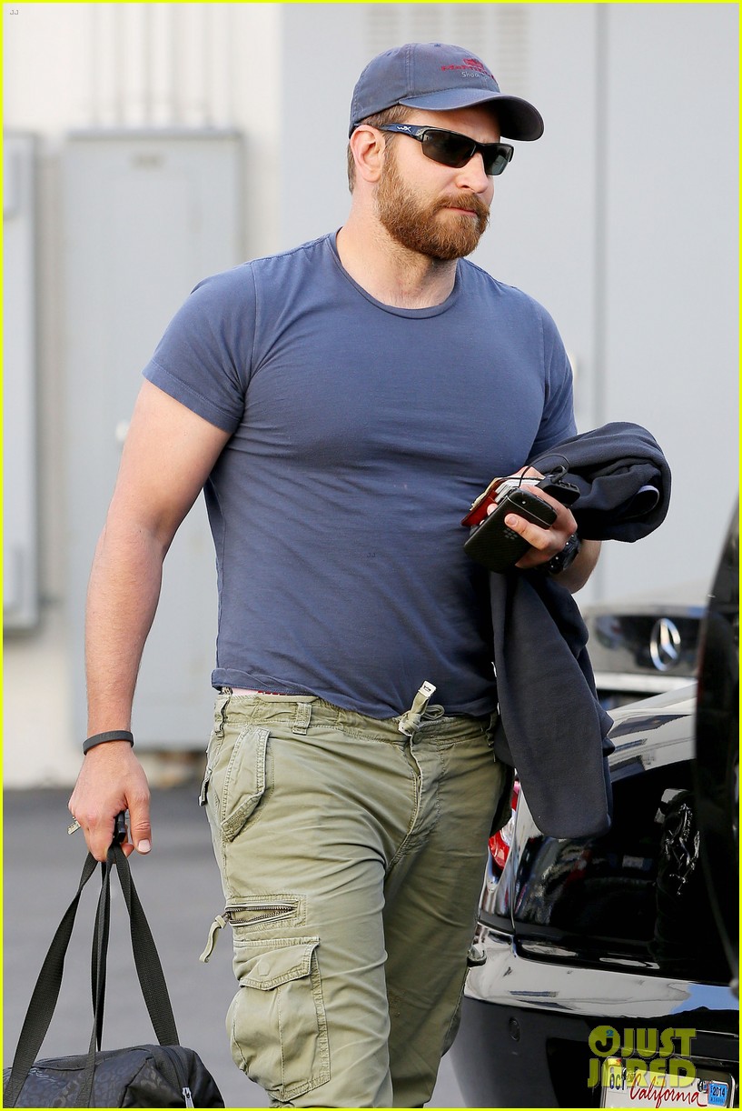 Bradley Cooper Shows Off His Super Beefed Up Body!
