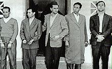 De izquierda a derecha: Mohamed Khider, Mostefa Lacheraf, Hocine Aït Ahmed,  Mohammed Boudiaf y Ahmed Ben Bella tras su arresto el 22 de octubre de 1956.