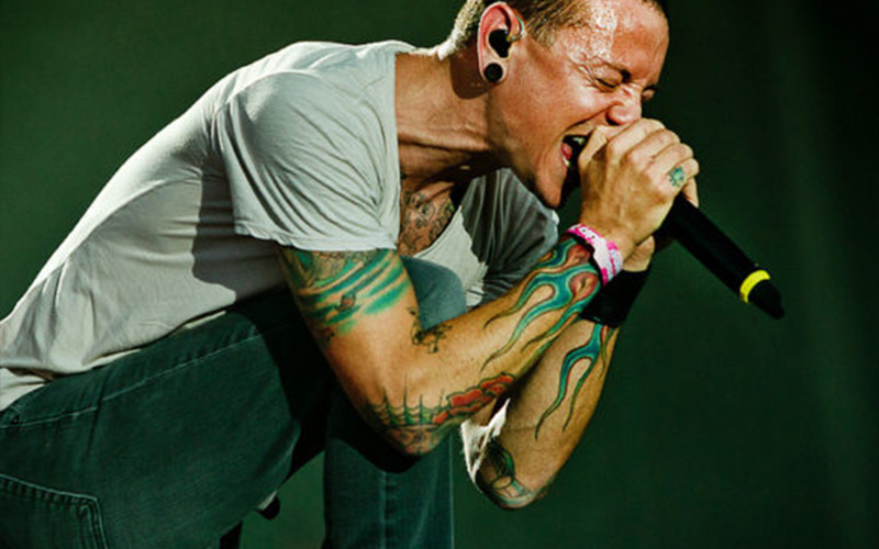 Chester Bennington of Linkin Park singing on stage