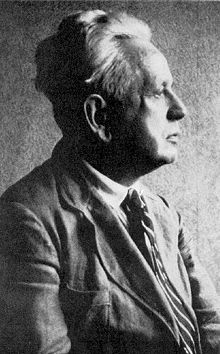 Ernst Cassirer fue un filósofo de origen alemán. Nace el 28 de julio de  1874 y muere el 13 de abril de 1945 en Nueva York. Es un filósofo  reconocido por sus