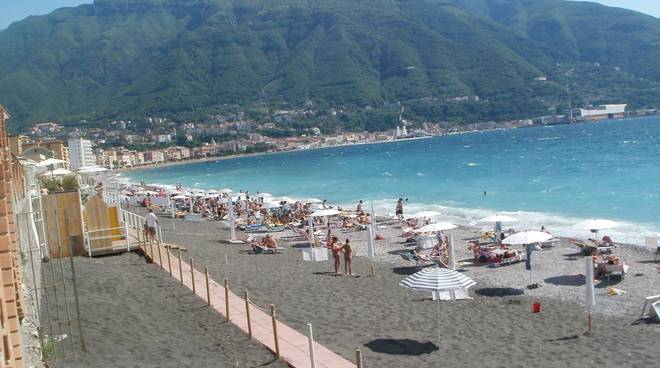 La Guardia Costiera scopre un lido abusivo sulla spiaggia di Castellammare  di Stabia - positanonews.it