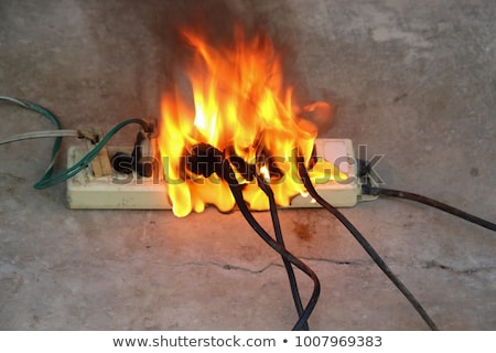 The fire was caused by a short circuit.Electricity short circuit.