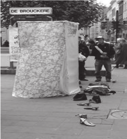 Degendering booth in Brussels (view 1). 13