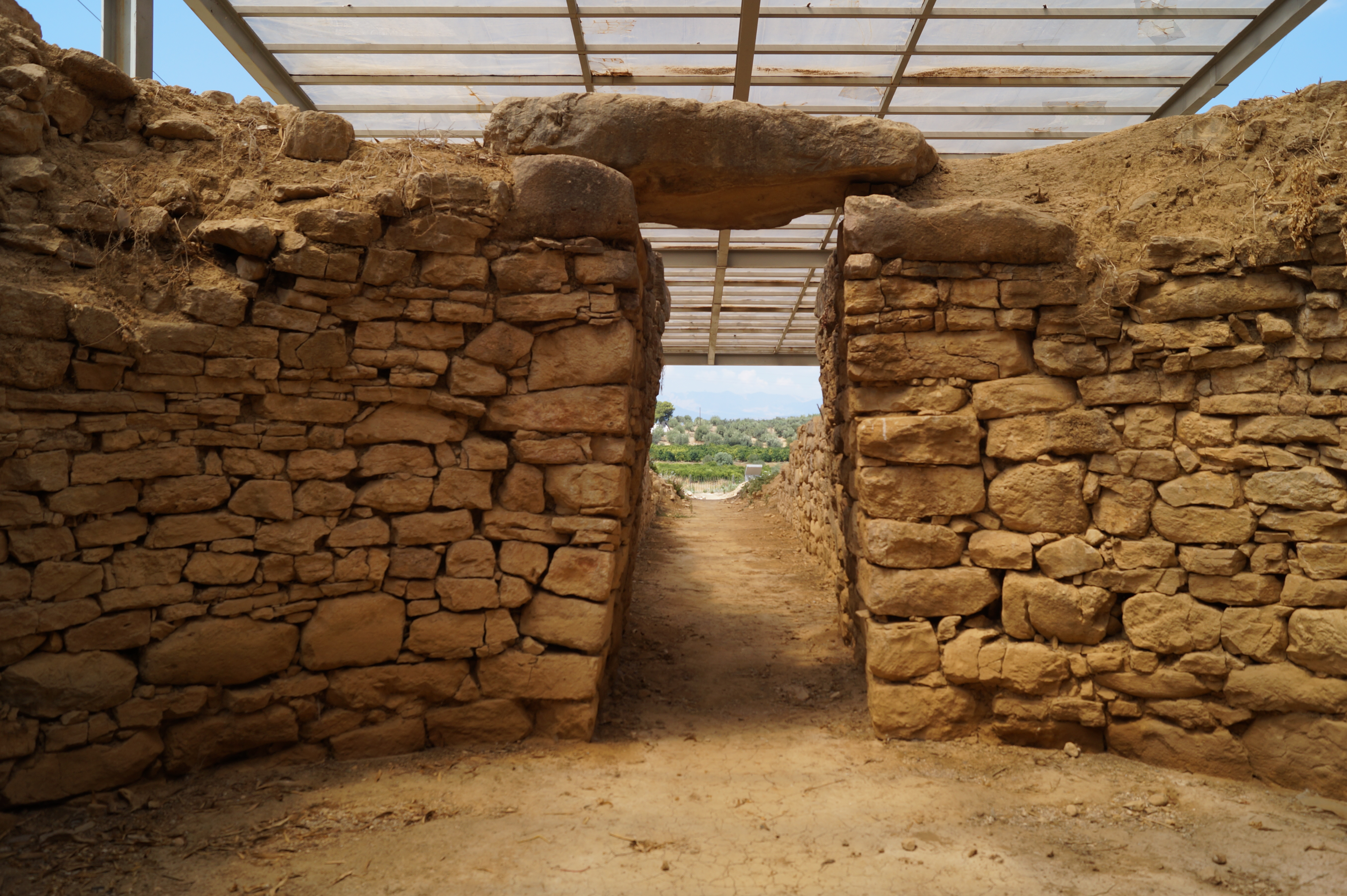 File:Tholos tomb of Dendra 4.JPG