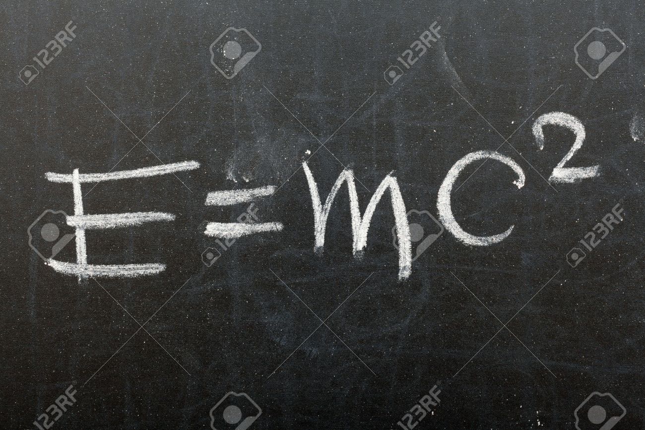 Formula E = mc2. Teoría de la relatividad escrita en la pizarra de la  escuela