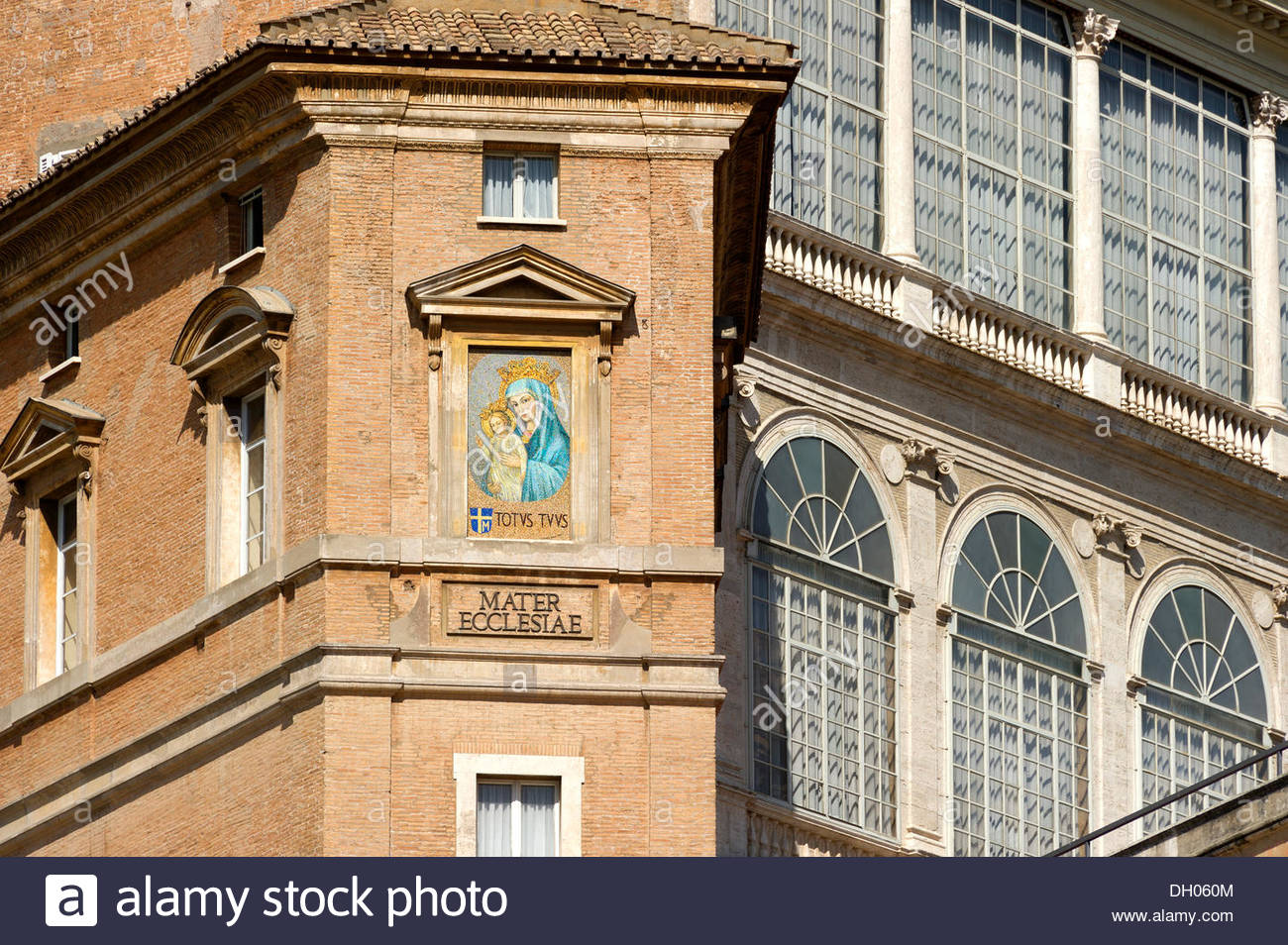 Mosaico sobre el monasterio Mater Ecclesiae dentro de la Ciudad del  Vaticano, la Piazza San Pietro, la Plaza de San Pedro, Ciudad del Vaticano,  Italia