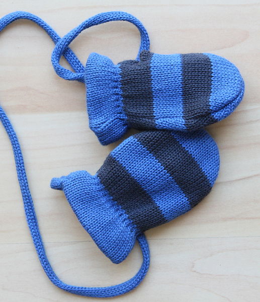 Image 1: Mittens attached by an idiot string. Source: Wikimedia Commons.  Photo: Bin im Garten
