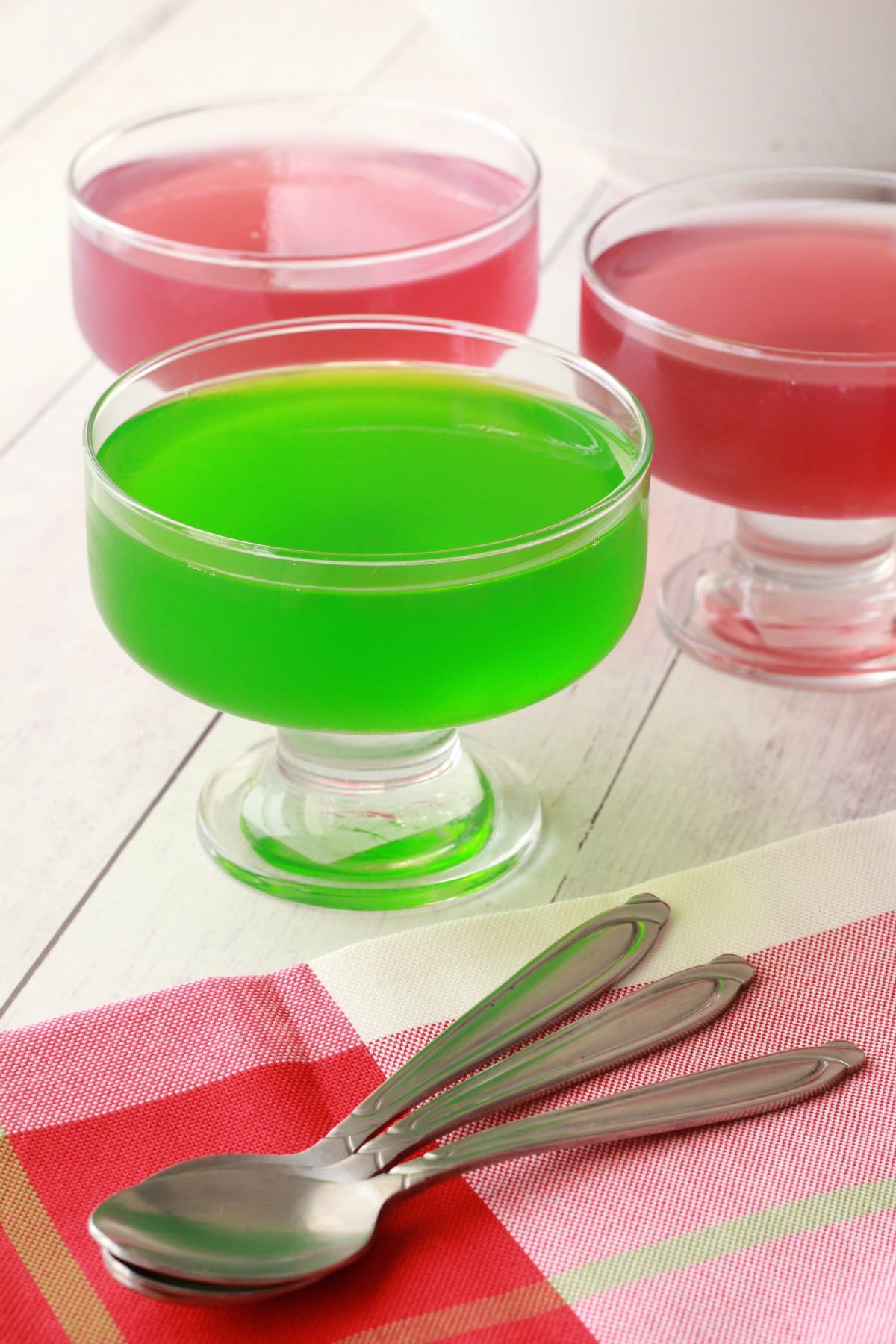 Green jelly. Желе из агар агара. Зеленое желе. Десерт желе из агар агара и сока. Гель лаки Jello Jello.