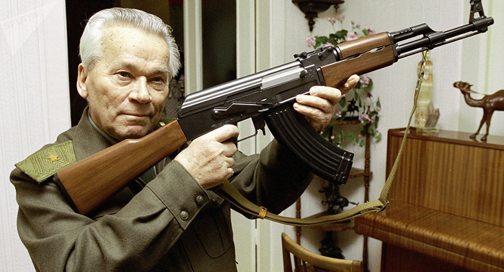 Mikhail Kalashnikov con un AK-47