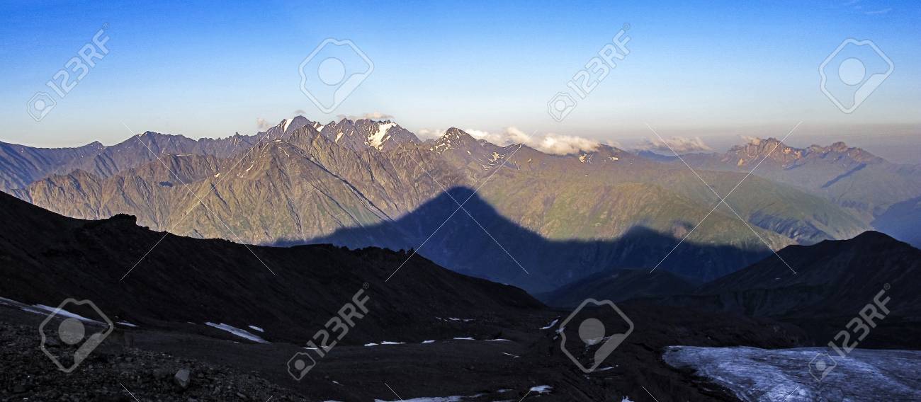 Foto de archivo - Visión para montar Kasbek, el monte santo, en el Cáucaso
