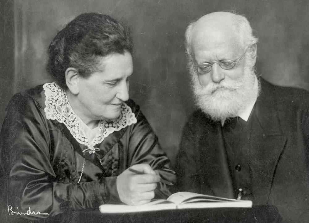Karl Kautsky (en la foto con su esposa Luise), como es bien sabido, fue  reconocido como el intérprete más autorizado del marxismo de la Segunda