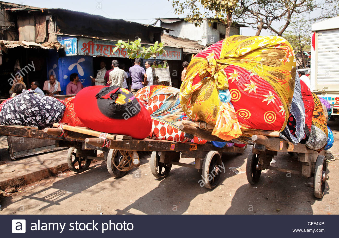 Mumbai, India la ropa sucia ladened carretas en Dhobhi Ghat en cola para el  lavado